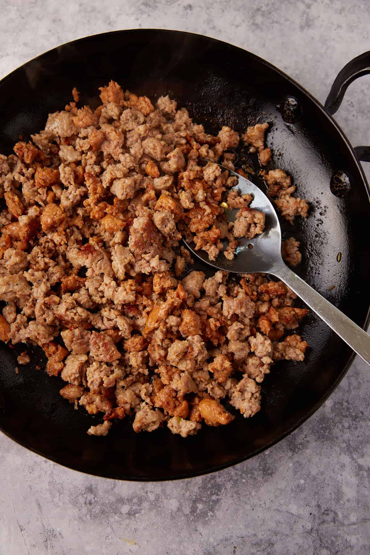 A skillet of cooked Italian sausage.