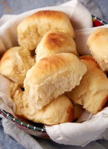 A basket of yeast dinner rolls.