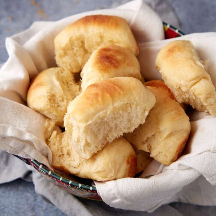 A basket of yeast dinner rolls.