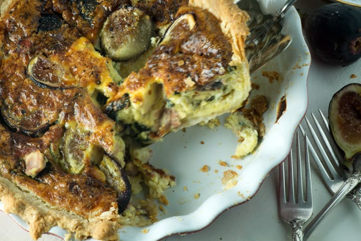 Quiche with figs and prosciutto in a pie dish