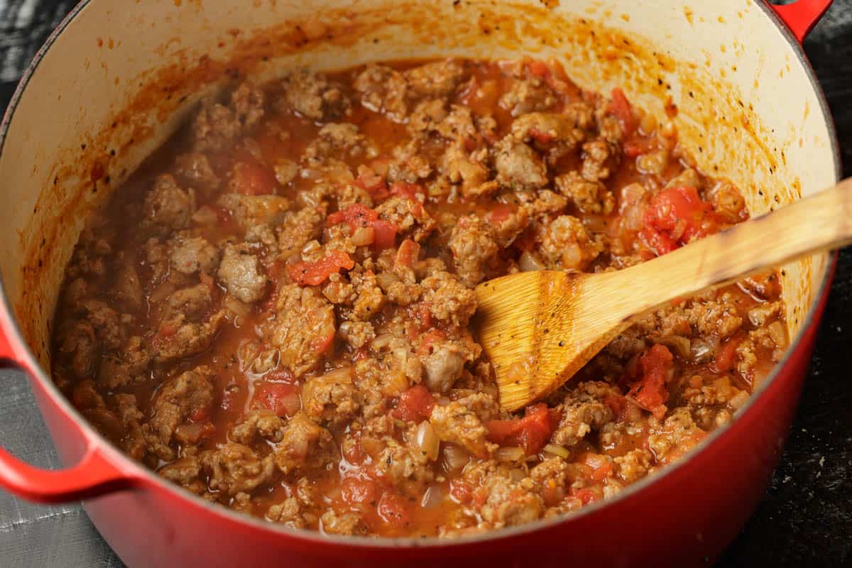 Tomato sausage sauce without cream or vodka.