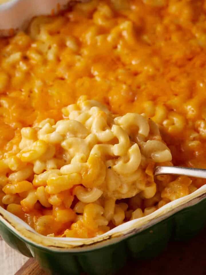 A spoonfull of baked macaroni and cheese.