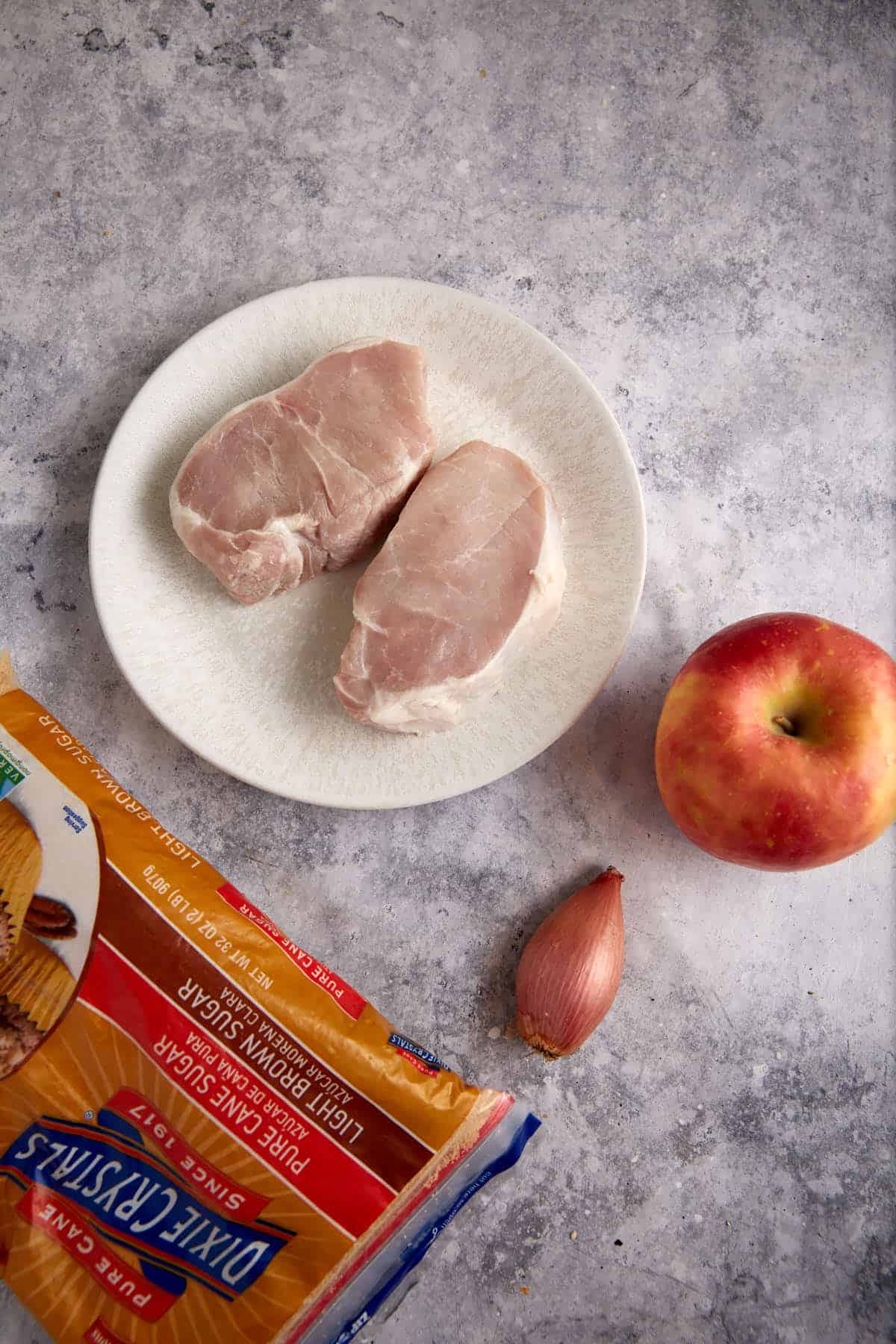 The ingredients to make pork chops with apples.