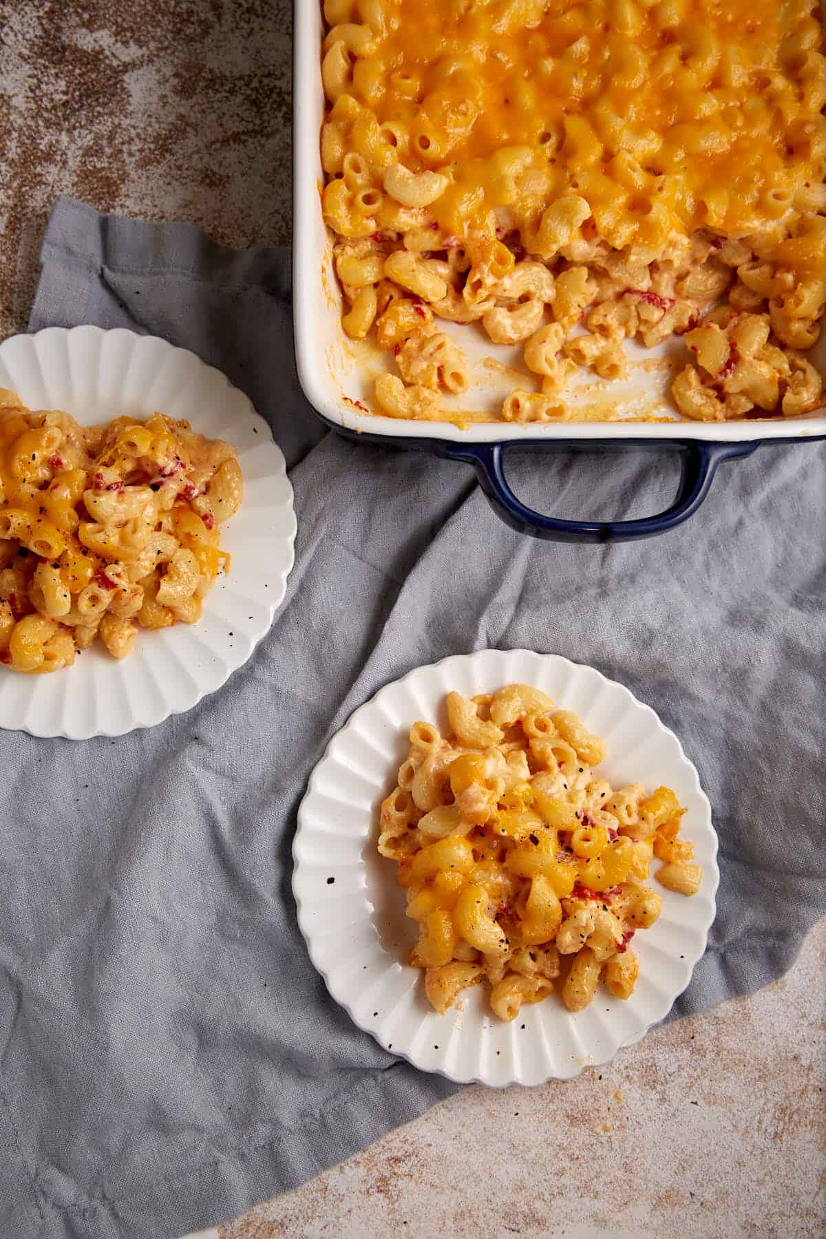 Two plates of pimento mac and cheese.