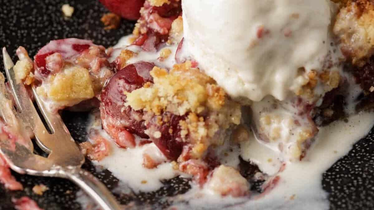 Cherry Pie with Crumb Topping