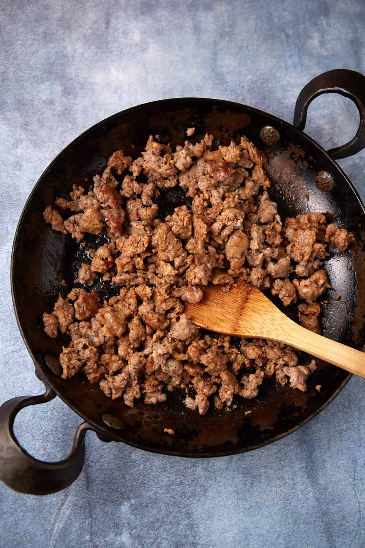 A skillet with cooked Italian sausage.