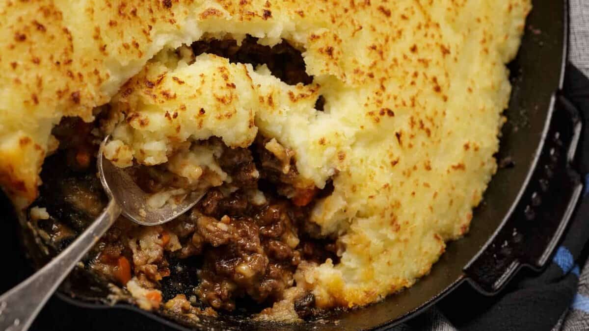 A skillet of shepherd's pie.