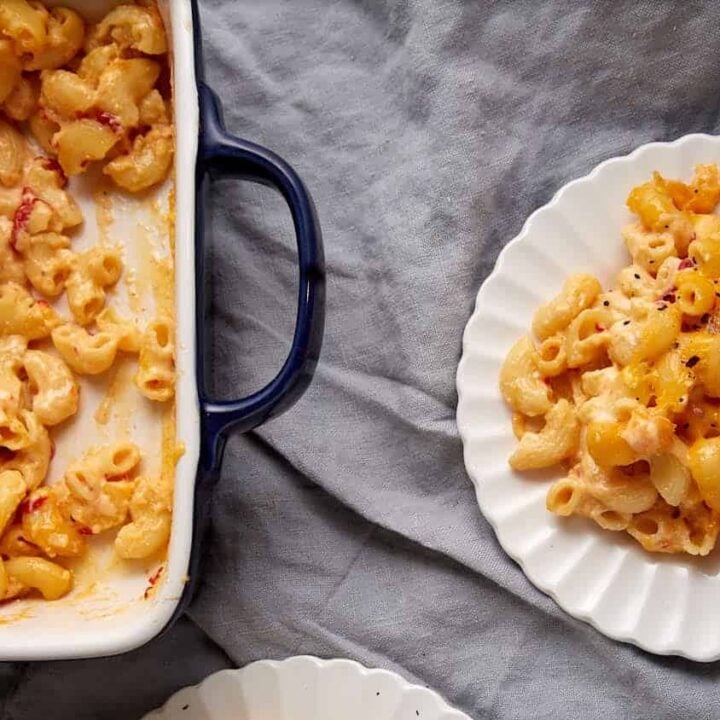 Two plates of pimento mac and cheese.