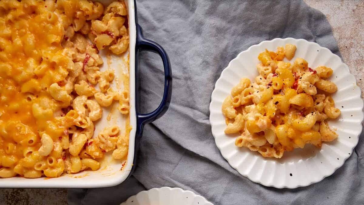 Two plates of pimento mac and cheese.