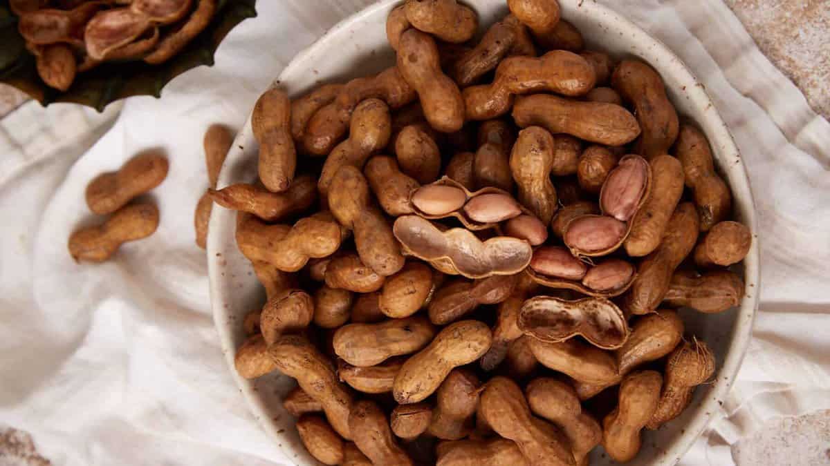 Boiled peanuts in a serving bowl.